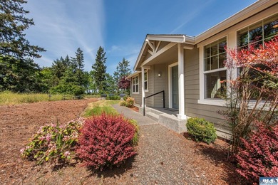 A beautifully updated and lovingly cared for townhouse, this - photo 8