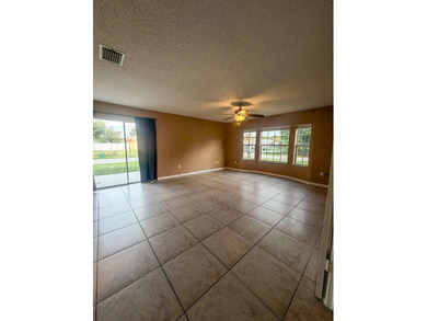 Beautiful and spacious 3 bedroom, 2 bath home with a 2 car - photo 12