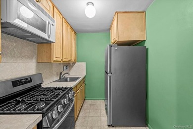 Welcome to this well-maintained 1-bedroom co-op offering - photo 14