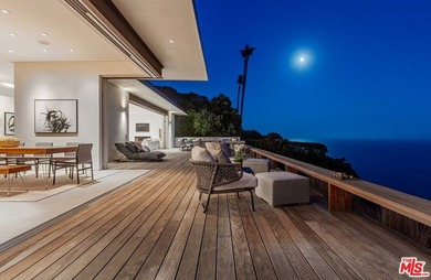 Mid-century modern elegance blends perfectly with 21st-century - photo 13