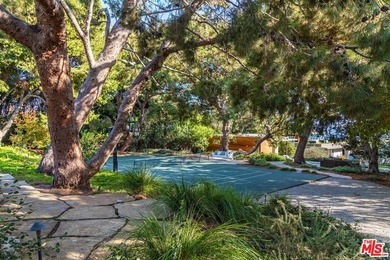 Mid-century modern elegance blends perfectly with 21st-century - photo 19