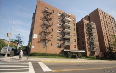 This apartment is a corner unit. Very bright, sunny, big. It has - photo 1