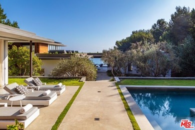 Mid-century modern elegance blends perfectly with 21st-century - photo 22