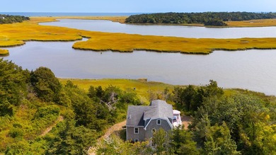 A waterfront gem, where your back yard meets the water's edge in - photo 2