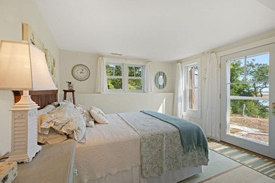 A waterfront gem, where your back yard meets the water's edge in - photo 5