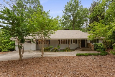 Discover the perfect Lake Keowee retreat. This stunning - photo 1