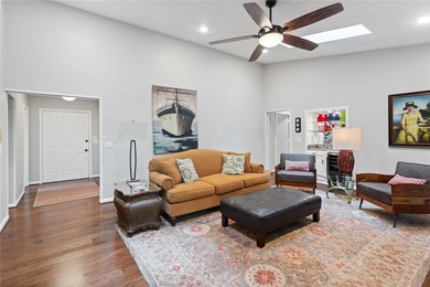 Discover the perfect Lake Keowee retreat. This stunning - photo 4