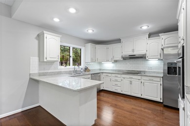Discover the perfect Lake Keowee retreat. This stunning - photo 9