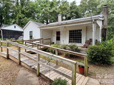 Just hit the market and has SO much potential! Come live, work - photo 2