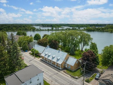 Lake St. Francis Home For Sale in Les CèDres 