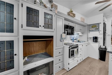 A beautifully maintained 1999 Presidential Glen RV is available - photo 4