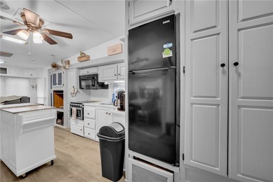A beautifully maintained 1999 Presidential Glen RV is available - photo 8