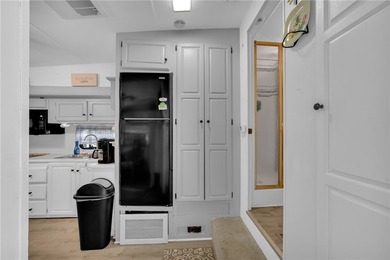 A beautifully maintained 1999 Presidential Glen RV is available - photo 9
