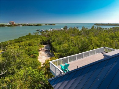 The perfect boater's retreat! This charming three-bedroom - photo 2