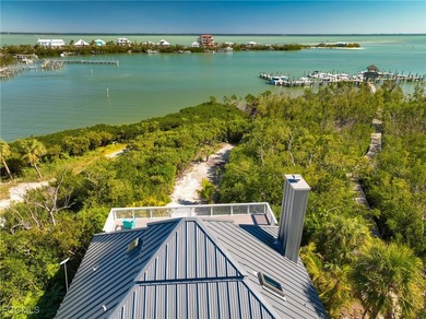 The perfect boater's retreat! This charming three-bedroom - photo 3