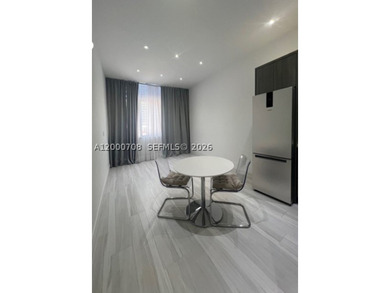 Back on the market! Recently renovated & beautiful. Perfect - photo 3