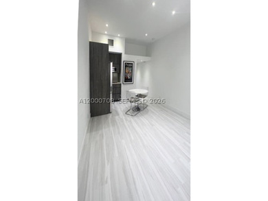 Back on the market! Recently renovated & beautiful. Perfect - photo 5