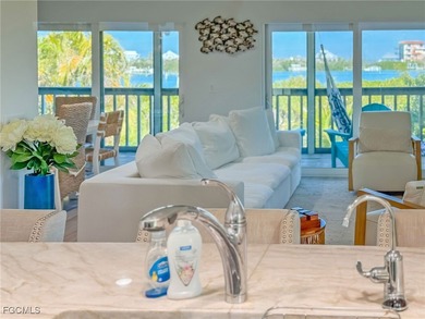 The perfect boater's retreat! This charming three-bedroom - photo 7