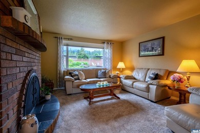 Charming 4 bed, 2 bath home offering 1,924 sqft of comfortable - photo 8