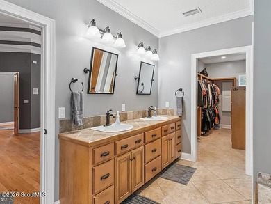 Immaculate and beautifully appointed, this luxury residence - photo 33