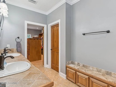 Immaculate and beautifully appointed, this luxury residence - photo 34