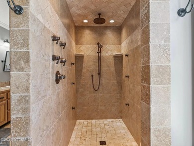 Immaculate and beautifully appointed, this luxury residence - photo 36