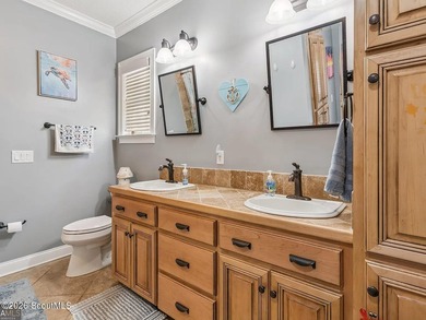 Immaculate and beautifully appointed, this luxury residence - photo 43