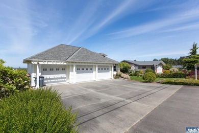 Quality home with gorgeous custom wood accents throughout. Large - photo 3