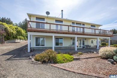 Quality home with gorgeous custom wood accents throughout. Large - photo 9