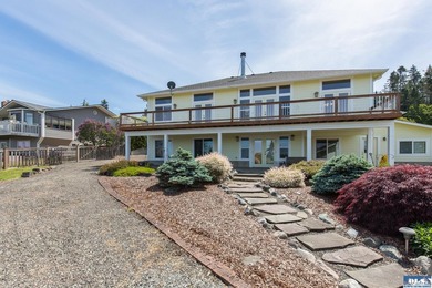 Quality home with gorgeous custom wood accents throughout. Large - photo 10