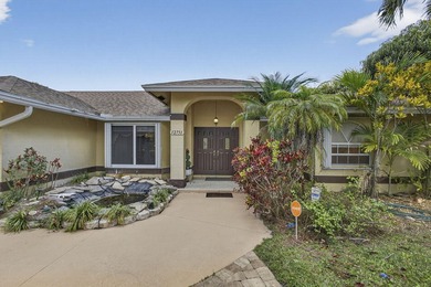 Wonderful sanctuary sheltered with palms, high hedges, & fruit - photo 2