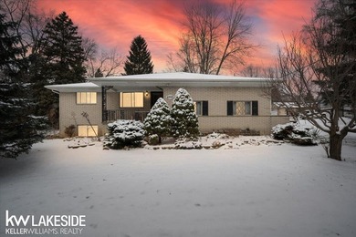 Watkins Lake Home For Sale in Waterford Michigan