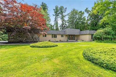 LOCATION, LIFESTYLE & LUXURY - ALL IN ONE! Nestled in a quiet - photo 2