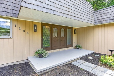 LOCATION, LIFESTYLE & LUXURY - ALL IN ONE! Nestled in a quiet - photo 3