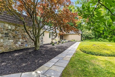 LOCATION, LIFESTYLE & LUXURY - ALL IN ONE! Nestled in a quiet - photo 6