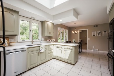 LOCATION, LIFESTYLE & LUXURY - ALL IN ONE! Nestled in a quiet - photo 8