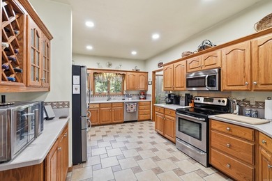 Enjoy the perfect blend of golf, lake and resort-style living in - photo 19