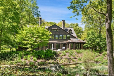 SHINGLE & STONE. Long, gated drive to private hilltop setting - photo 1
