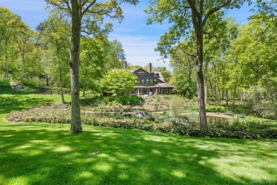 SHINGLE & STONE. Long, gated drive to private hilltop setting - photo 2