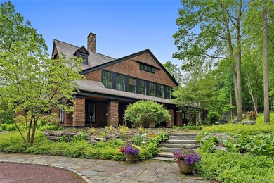 SHINGLE & STONE. Long, gated drive to private hilltop setting - photo 4
