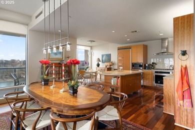 Quiet, clean South Waterfront! Breathtaking city, river and