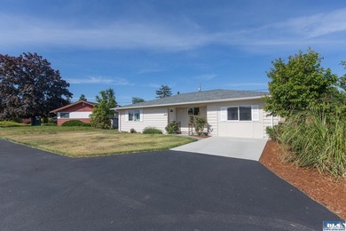Meticulously updated from top to bottom, this move-in ready - photo 2