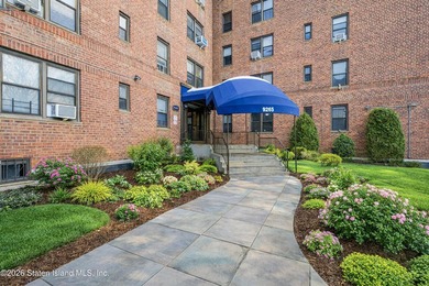 Gorgeous One Bedroom Co-Op nestled in the Kings Oliver, one of - photo 2