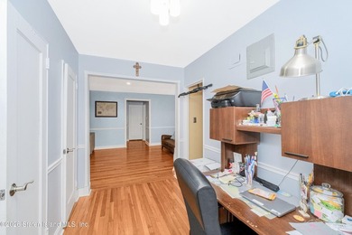 Gorgeous One Bedroom Co-Op nestled in the Kings Oliver, one of - photo 7