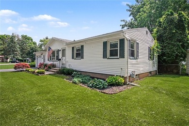 Welcome home to this beautifully updated 3-bedroom, 1.5-bath - photo 4