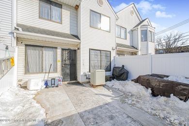 Newly Renovated 3-Bedroom Townhouse in the Heart of Mariners - photo 3