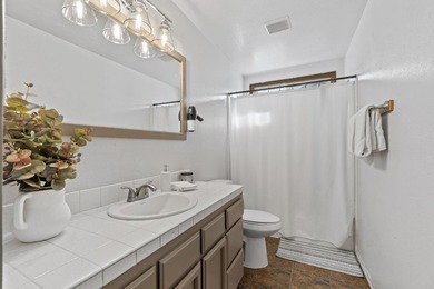 Charming, single-level home with a bright, open feel and - photo 15