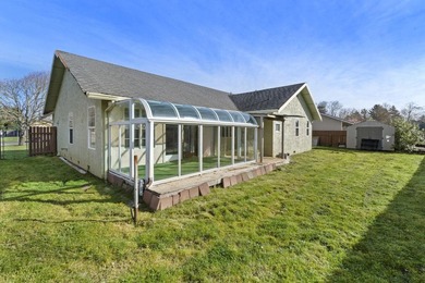 Charming, single-level home with a bright, open feel and - photo 24