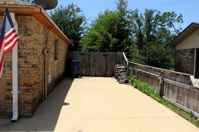 Welcome to this beautifully maintained all-brick ranch-style - photo 2