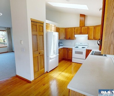 Your forever home awaits in this beautifully maintained - photo 9